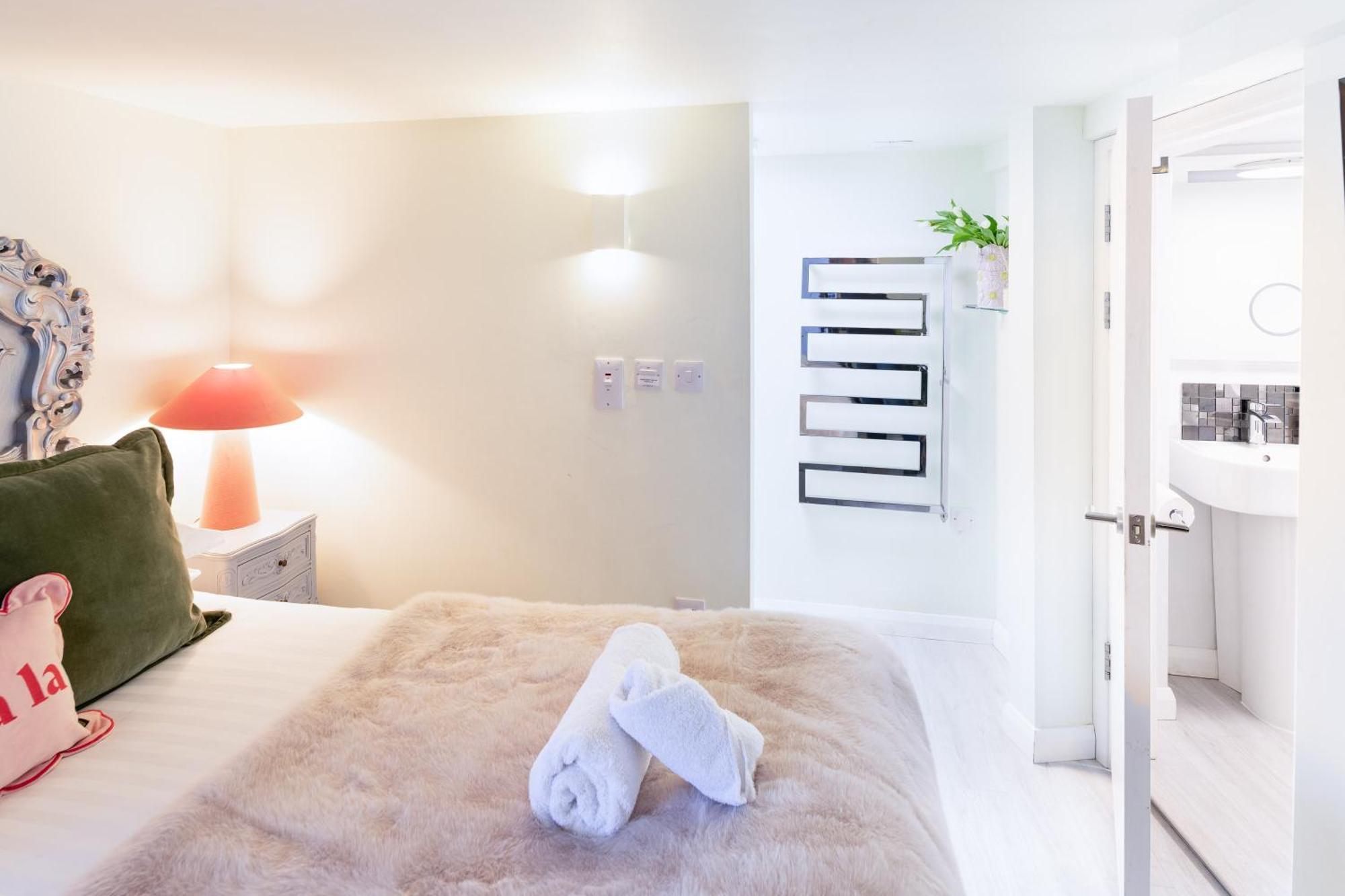 Gorgeous Boutique Flat Sleeps 2 In Дом отдыха *